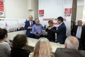 İzmir'de 81 kişi MHP'den CHP'ye ge&ccedil;ti
