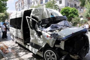 Gaziantep'te servis minib&uuml;s&uuml; askeri kamyona &ccedil;arptı