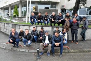 İşten &ccedil;ıkarılan maden iş&ccedil;ileri oturma eylemi başlattı