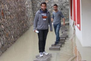 Karab&uuml;k'te yağmur nedeniyle evleri su bastı
