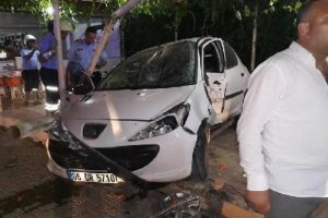Alkoll&uuml; s&uuml;r&uuml;c&uuml; kokore&ccedil;&ccedil;i d&uuml;kkanına daldı: 2 &ouml;l&uuml;, 3 yaralı