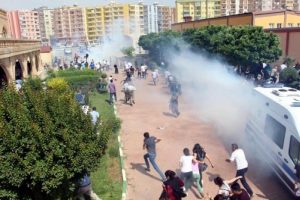 HDP'li vekilin miting yapacağı alanda T&uuml;rk bayrağı indirilince polis m&uuml;dahale etti