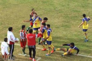 24 yaşındaki futbolcu sahada hayatını kaybetti