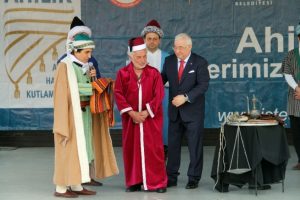 Cumhurbaşkanı Erdoğan'ın bakkalı 'yılın ahi babası' oldu