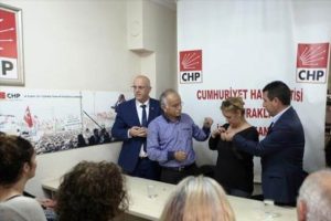 İzmir'de 81 kişi MHP'den CHP'ye ge&ccedil;ti