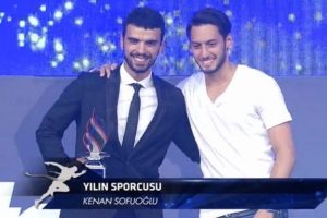 Kenan Sofuoğlu ile Hakan &Ccedil;alhanoğlu &ouml;d&uuml;l t&ouml;reninde kucaklaştı
