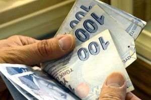 Bursa'da banka g&ouml;revlisi uyanık &ccedil;ıktı, 15 bin lirayı kurtardı!