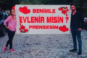 Sevgilisine pankartla evlenme teklif etti, yıldırım nikah kıydı