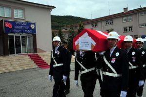 Kalp krizi ge&ccedil;iren polis memuru kaldırıldığı hastanede &ouml;ld&uuml;