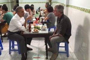 Obama ve Bourdain Vietnam'da noodle yedi
