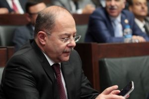 Yeni kabinenin a&ccedil;ıklandığı toplantıyı b&ouml;yle takip ettiler