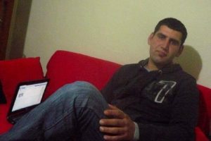 &Uuml;zerine 1 ton ağırlığındaki boru d&uuml;şen iş&ccedil;i &ouml;ld&uuml;