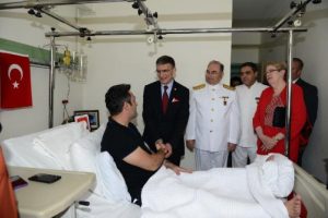 Aziz Sancar, GATA'da tedavi g&ouml;rmekte olan asker ve polisleri ziyaret etti
