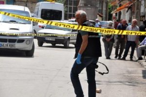 Sokak ortasında pompalıyla başından vurularak yaralandı