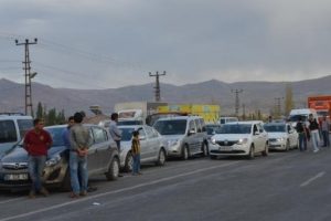 Doğubayazıt- &Ccedil;aldıran yolunu kesen PKK'lılar 12 aracı yaktı