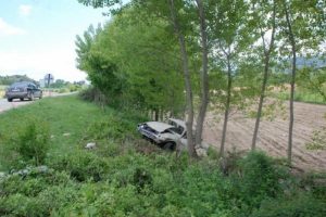 Otomobil şarampole yuvarlanıp ağaca &ccedil;arptı: 1 &ouml;l&uuml;, 1 yaralı