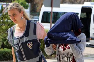 Ter&ouml;r &ouml;rg&uuml;t&uuml;ne &uuml;ye olmaktan aranan kadın kavgada yakalandı