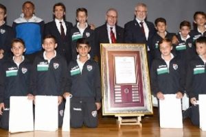 Bursaspor'un Fair-Play &ouml;d&uuml;ll&uuml; U 11 Takımı &uuml;niveritelilerle buluştu