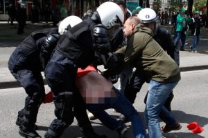 H&uuml;k&uuml;mete karşı ayaklandılar! 60 bin kişi...