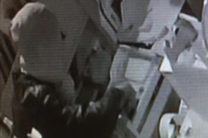 Acemi hırsızlar g&uuml;venlik kamerasında
