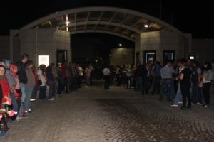 B&uuml;y&uuml;k vefa! &Uuml;nl&uuml; iş adamının saatlerce cenazesini beklediler