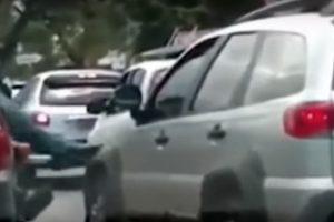 Aracına tekme atan motosikletliyi &ouml;ld&uuml;r&uuml;yordu