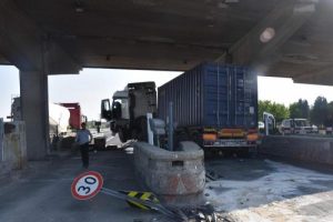 HGS, OGS kararsızlığı kaza yaptırdı: 3 yaralı