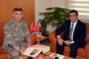 Kara Kuvvetleri Komutanı Orgeneral &Ccedil;olak, Vali D&uuml;zg&uuml;n'&uuml; ziyaret etti