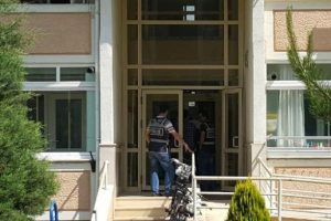 D&uuml;zce'de Zaman gazetesi temsilcilerinin evlerine baskın