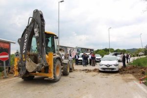 AVM yolunun kazılmasına tepki g&ouml;steren esnaf yol kapattı