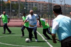 Elazığ Valisi engellilerle futbol oynadı