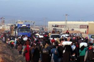 Rakka'da y&uuml;z binlerce insan g&ouml;&ccedil; yolunda!