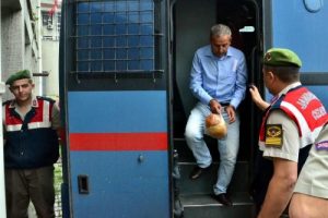 &Uuml;&ccedil; kişiyi &ouml;ld&uuml;ren sanık eşinin telefon kayıtlarını istedi
