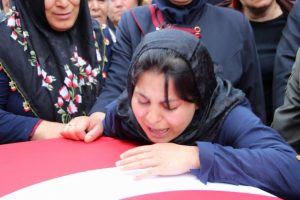 Şehit eşinin feryadı y&uuml;rekleri burktu