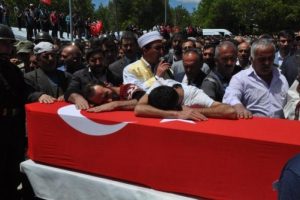 Şehit Uzman &Ccedil;avuş Sarıg&uuml;l g&ouml;zyaşları arasında toprağa verildi