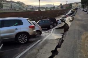 Yol &ccedil;&ouml;kt&uuml;, ara&ccedil;lar &ccedil;ukura d&uuml;şt&uuml;