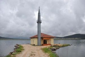 G&ouml;l ortasında kalan cami ibadete a&ccedil;ılacak