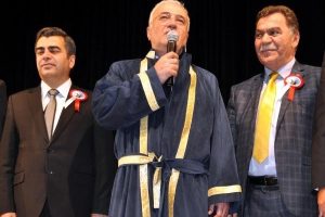 Eski bakan Elitaş kaftan giydi, Kılı&ccedil;daroğlu'nu eleştirdi