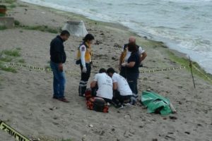 Denize giren 2 lise &ouml;ğrencisi boğularak &ouml;ld&uuml;