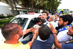 Fenerbah&ccedil;eliler, atkı a&ccedil;an Galatasaray taraftarını darp etti