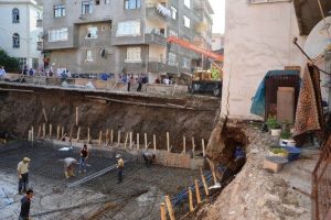 &Ccedil;&ouml;kme tehlikesi bulunan 5 katlı bina boşaltıldı