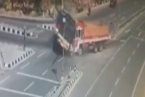 İki kamyon arasında can verdiler