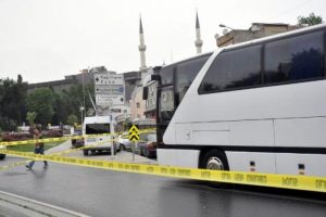 Kavşağı ka&ccedil;ırıp geri geri gelen otob&uuml;s&uuml;n altında kaldı