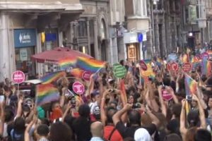 LGBT y&uuml;r&uuml;y&uuml;ş&uuml;nde a&ccedil;ılan o pankarta dava