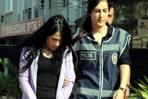 Polisten zehir tacirlerine operasyon: 4 g&ouml;zaltı