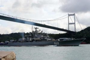 Rus savaş gemisi İstanbul Boğazı'ndan ge&ccedil;ti