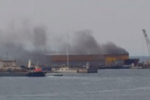 İstanbul Tuzla'da tersaneler b&ouml;lgesinde yangın