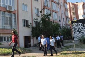 Gen&ccedil; kızın acı sonu: Balkona bağladığı ip koptu, yere &ccedil;akıldı!