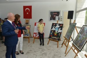Minik ellerin eserleri Nil&uuml;fer Belediyesi Halk Evi'nde sergileniyor