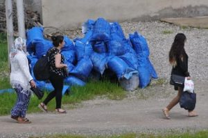 Y&uuml;ksekova'da yasağa rağmen evlerine d&ouml;nmeye başladılar